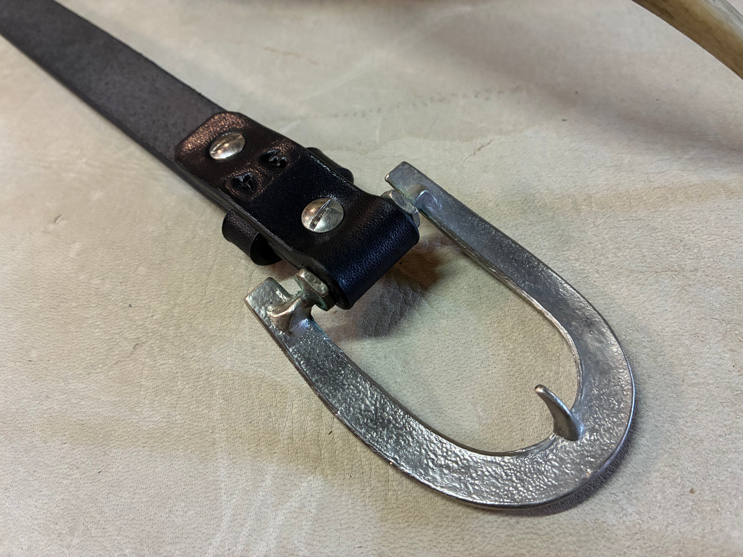Horse Shoe Buckle Black Narrow Belt