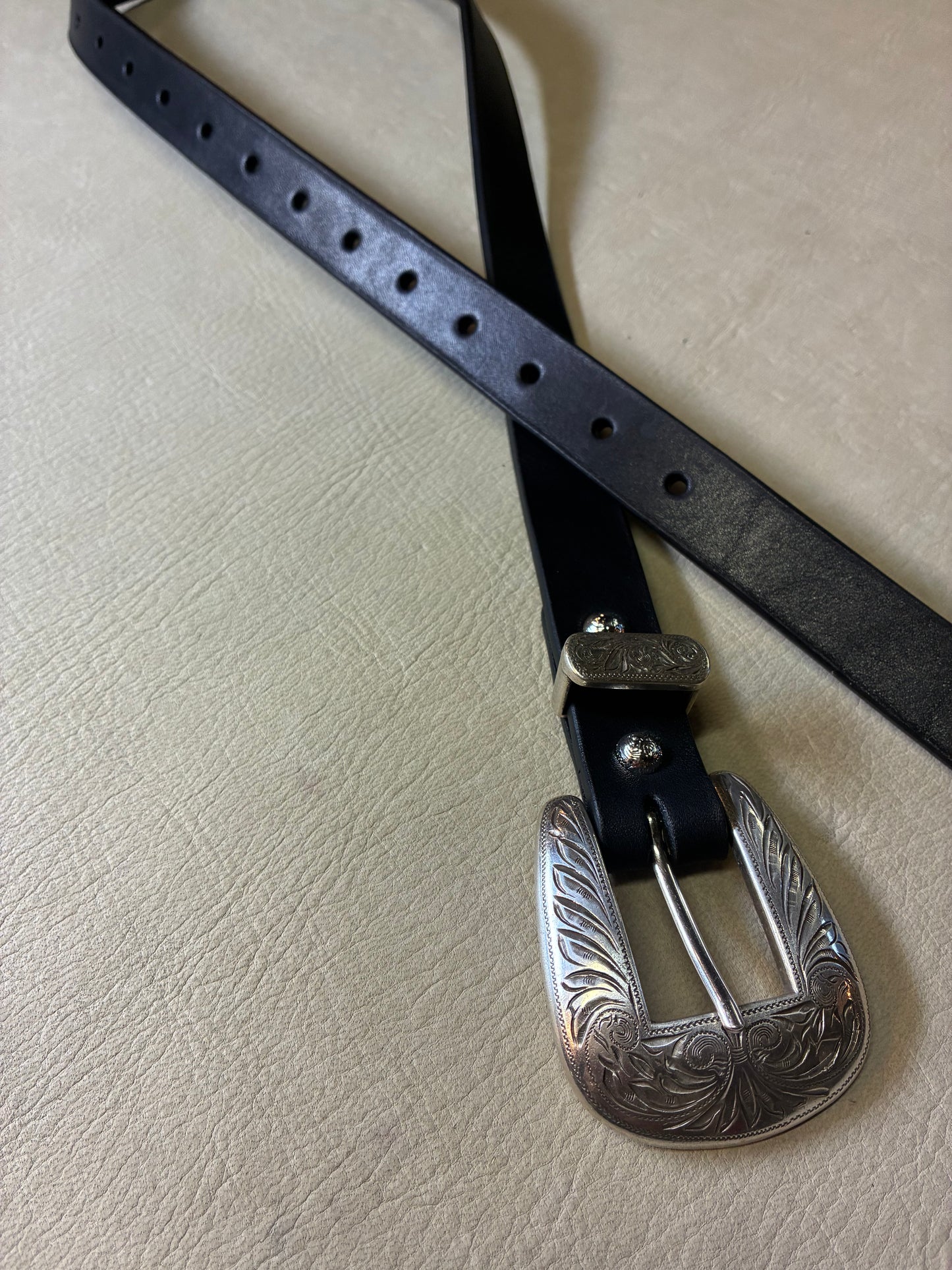 ENGRAVED FEATHER BUCKLE BELT