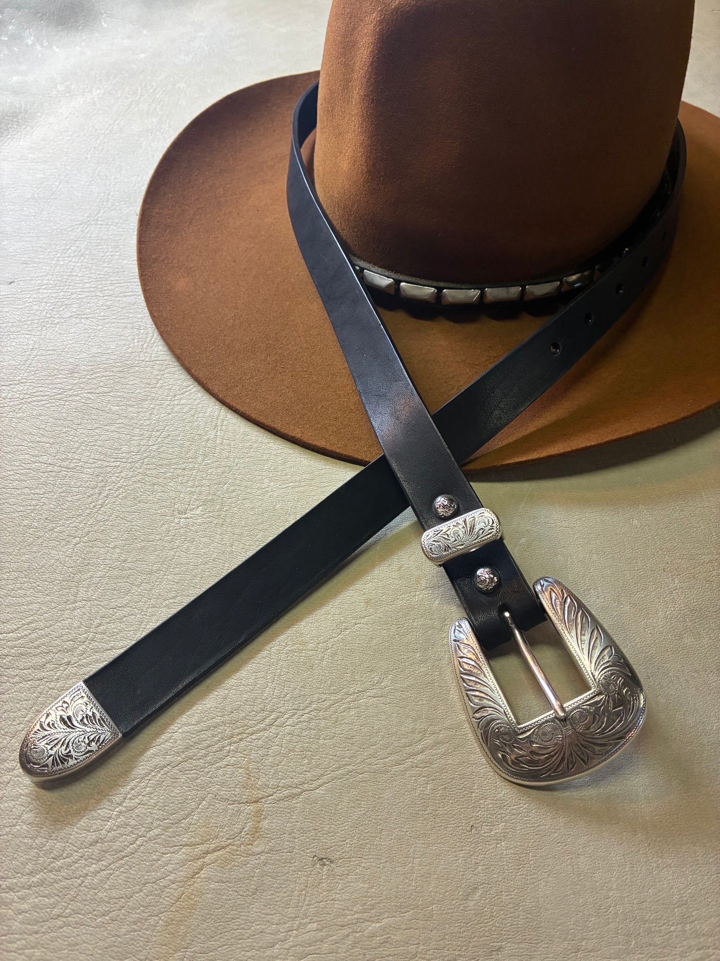 ENGRAVED FEATHER BUCKLE BELT