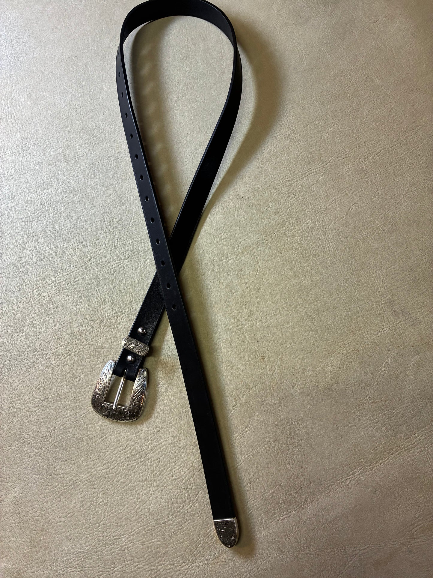 ENGRAVED FEATHER BUCKLE BELT