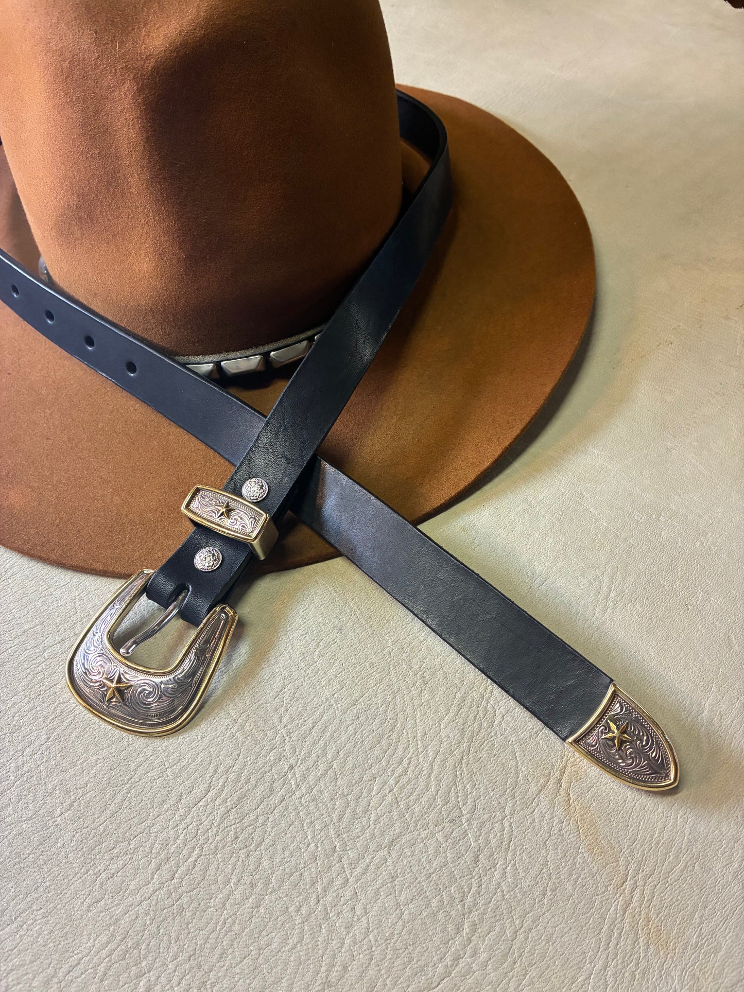 STAR ENGRAVED BUCKLE BELT